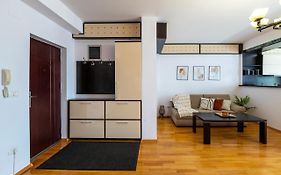Business And Travel Lounge With Private Parking